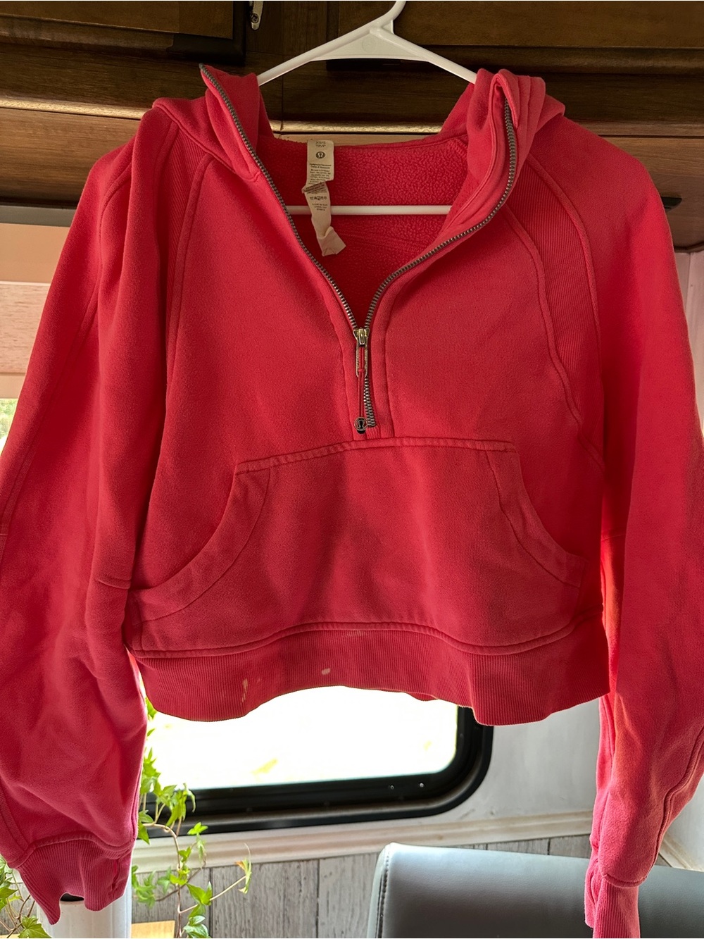 Women's bright pink slightly cropped scuba sweatshirt - flaws read below 👇🏻